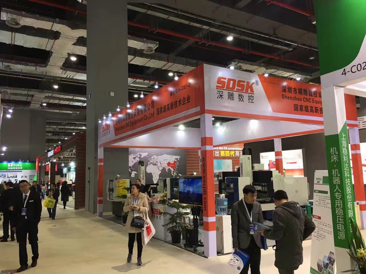 深圳精雕參加上海國際機床展會取得圓滿成功。展會上，公司主營機器，玻璃精雕機，大型精雕機，從外觀尺寸來講得到許多客戶的贊譽和認可。